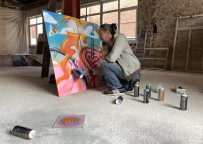 Lokale kunstenaar kleurt leegstaand pand